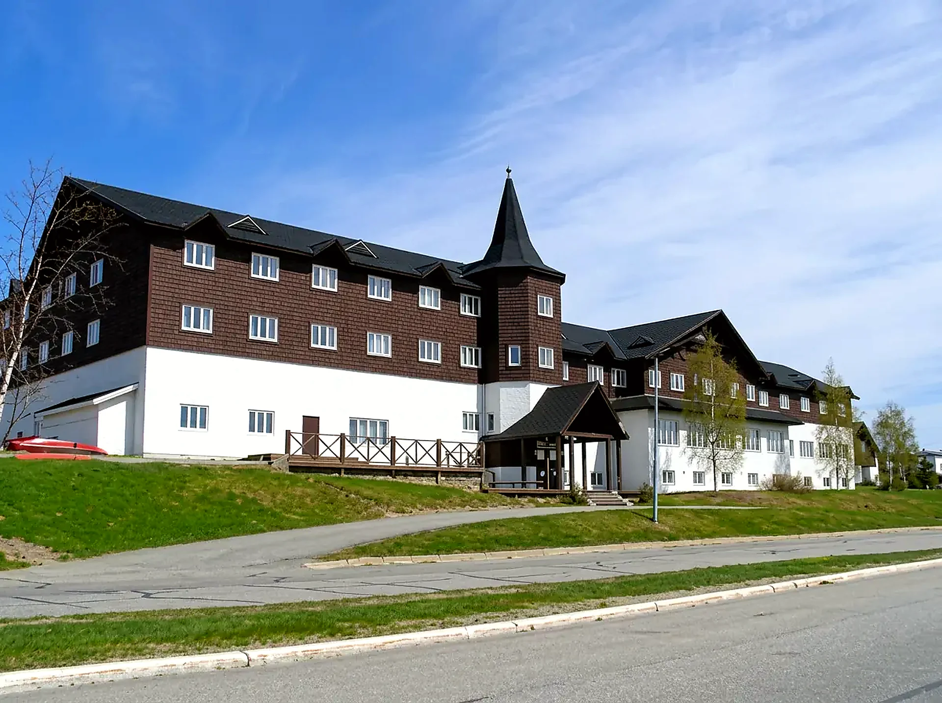 Summer in Wabush The Wabush Hotel exterior in summer surrounded by greenery